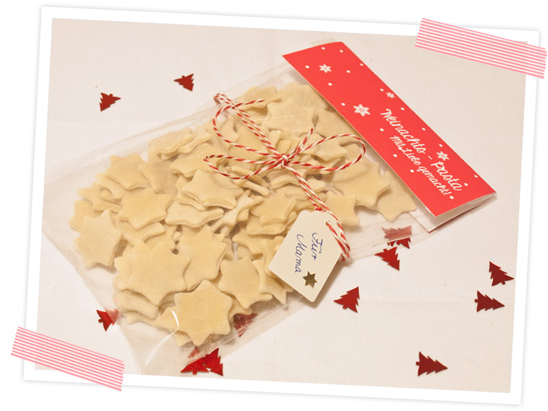 Wundervolle weihnachtliche Geschenkidee. Selbstgemachte Sternchen-Pasta mit Basilikum und Etiketten zum Ausdrucken