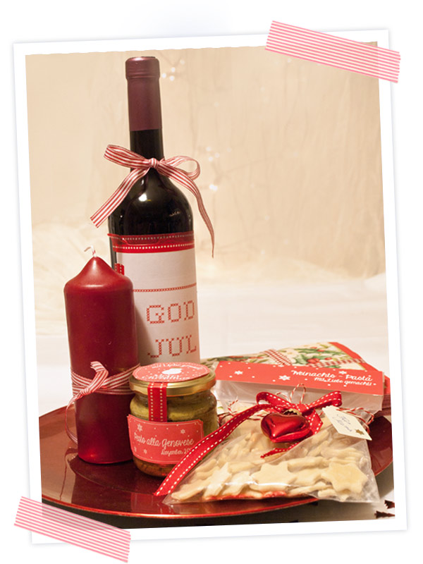 Alles auf einem hübschen Teller angerichtet mit einer schönen Flasche Wein, einer Kerze und Servietten.Wundervolle weihnachtliche Geschenkidee. Selbstgemachte Sternchen-Pasta mit Basilikum und Etiketten zum Ausdrucken