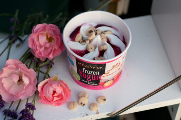 Rote Fruchtsoße und Cookies! Lecker - Sommerverlosung: Gewinne Frozen Yoghurt von Moevenpick und einen tollen Strandkorb