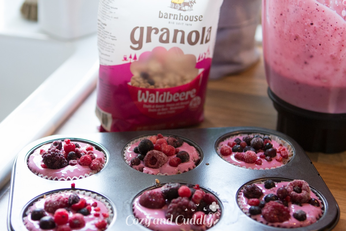Gesund Naschen: Vegane Frozen-Yoghurt-Granola-Cups mit dem neuen Granola von Barnhouse - Werbung