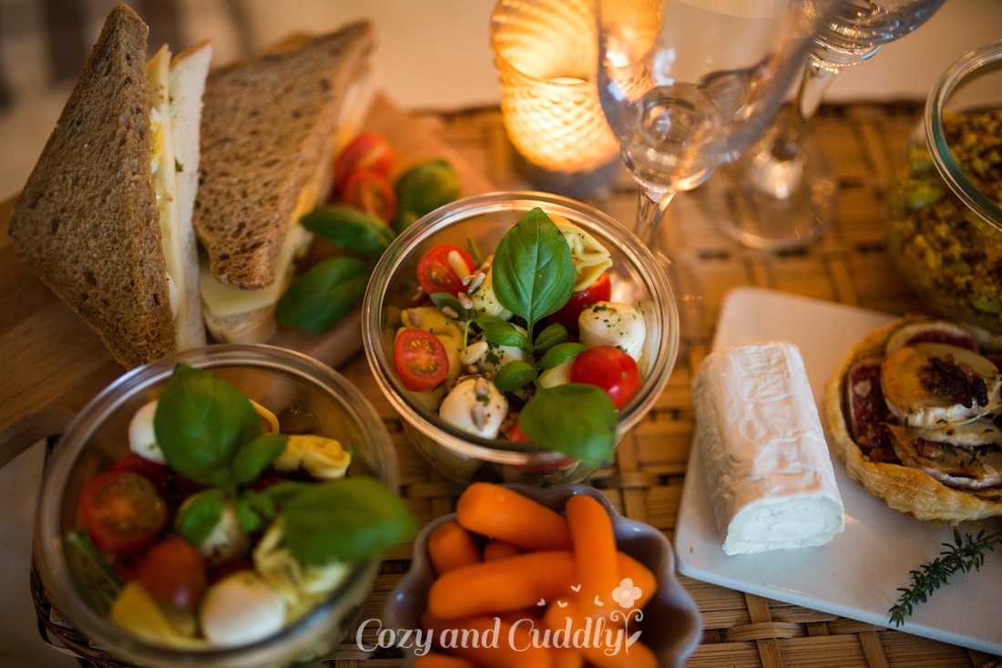 Schneller Tortellini-Salat mit Tomaten und Mozarella -Tipps für ein kuscheliges Indoor-Picknick und Blitz- Rezepte