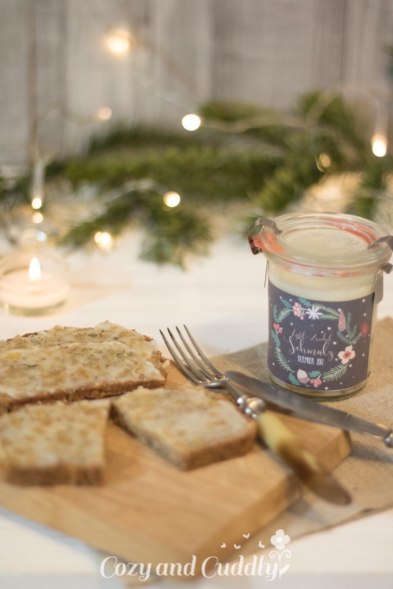 Advent: Rezept für veganes Apfel-Zwiebel-Schmalz mit Etiketten zum Verschenken -Adventskalender Türchen Nr. 6 - cozy and cuddly Adventskalender